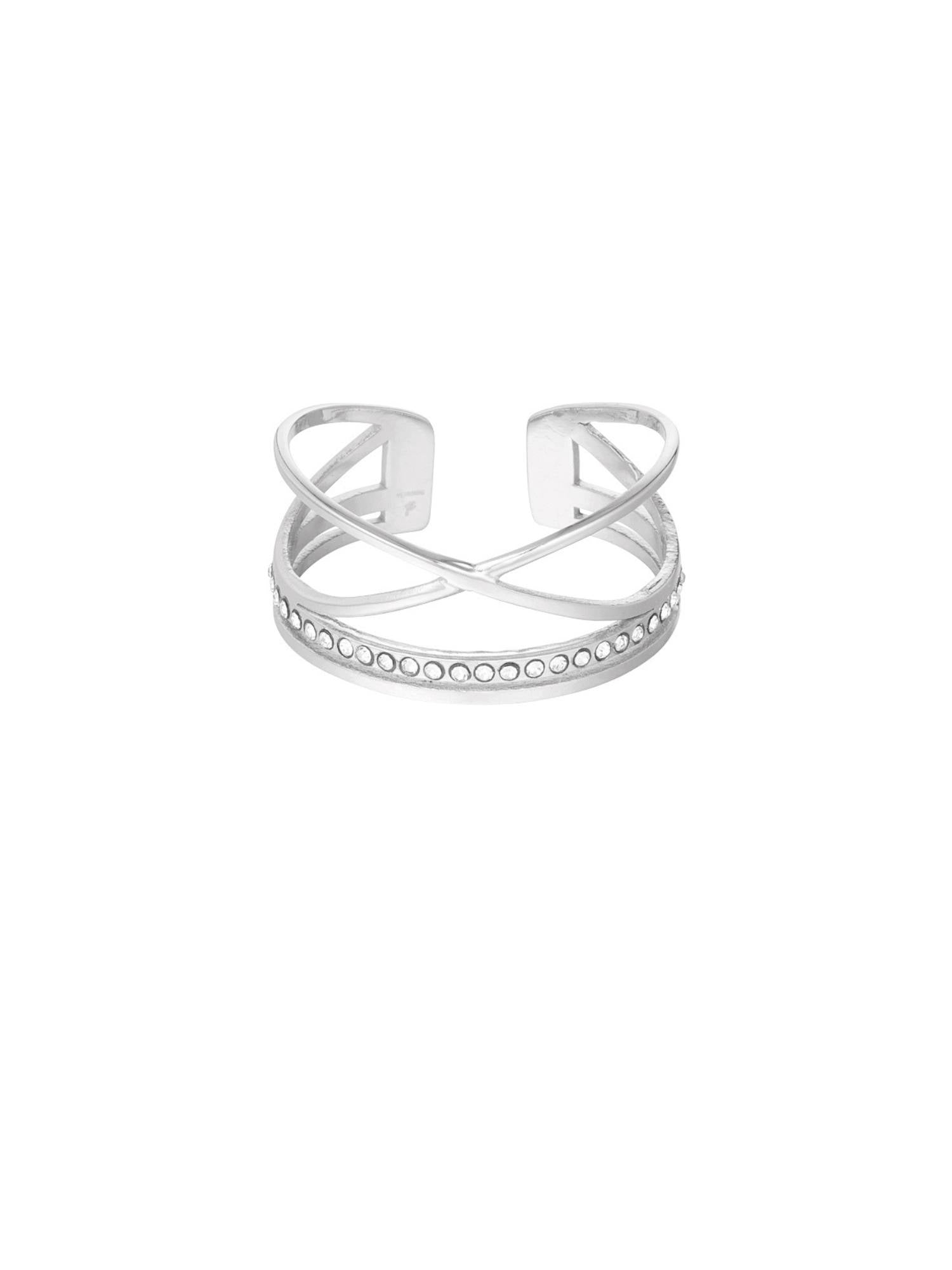 Silberner Stacking-Ring mit funkelnden Strasssteinen für stilvolle Looks